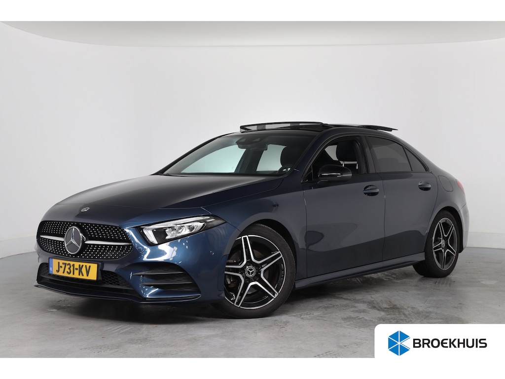 Mercedes-Benz A-klasse 180 Business Solution AMG | Open Dak | Trekhaak | Sfeerverlichting | Sportstoelen | Camera | Clima | Navi | Stoelverwarming | LED | DAB | Lichtmetalen Velgen | Parkeersensoren V+A