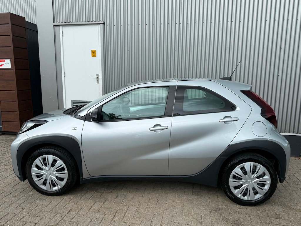 Toyota Aygo X 1.0 VVT-i MT Play / WIJ HEBBEN 3X AYGO X OP VOORRAAD / APPLE CARPLAY / CAMERA / AIRCO / CRUISE CONTROL / 1E EIGENAAR