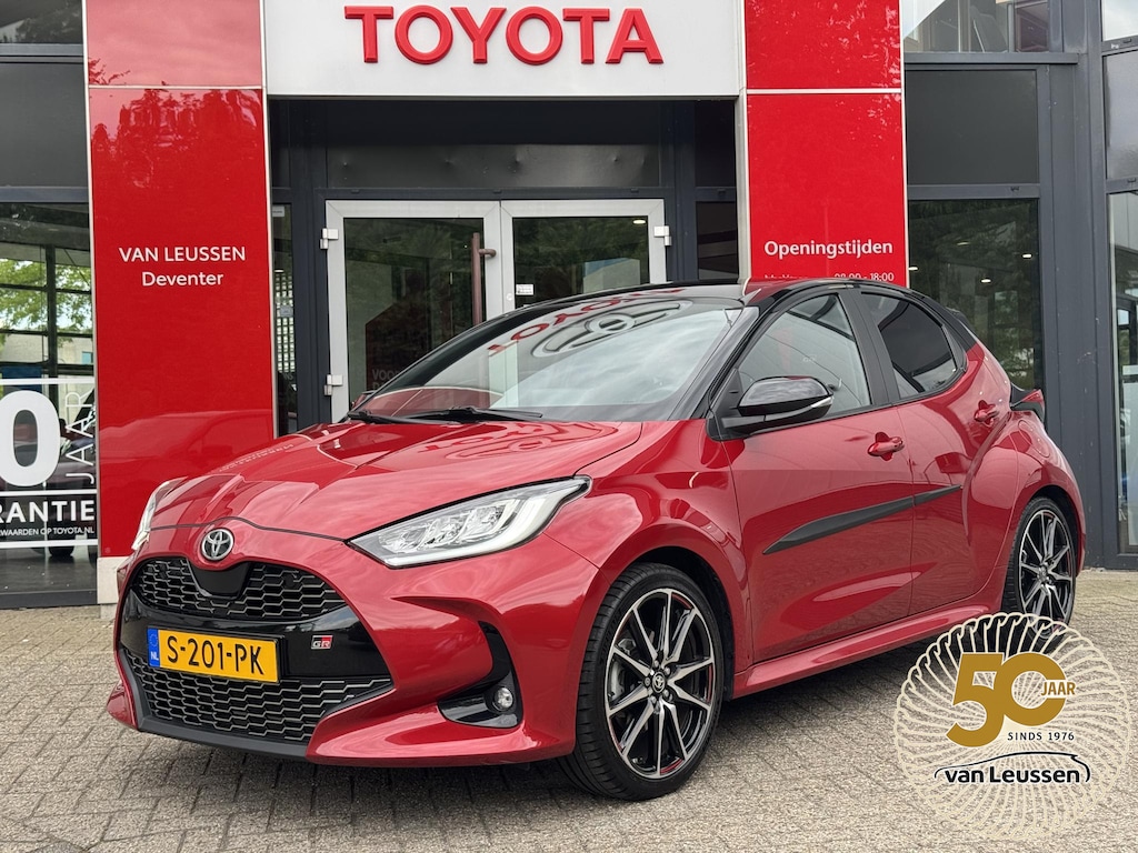 Toyota Yaris 1.5 Hybrid GR Sport PANORAMA DAK 18 INCH LICHT METALEN VELGEN STOEL/STUUR VERWARMING HEAD UP DISPLAY BI-TONE.