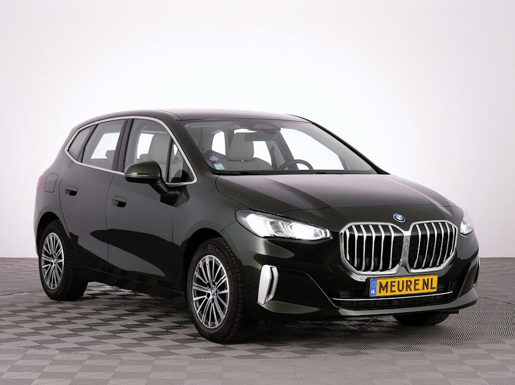 BMW 2-Serie Active Tourer 225 xDrive Luxury Line | LEDER | CAMERA | NAVI | ECC | PHEV | Sanremo Grün Metallic !