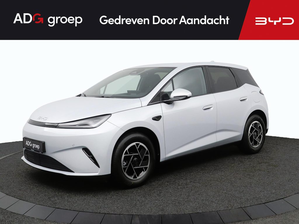 BYD Dolphin G DM-i Boost NIEUW/ 1040 KM / Skiing White / 105 EV / Android Auto en Apple Carplay