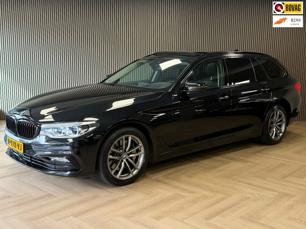 BMW 5-Serie Touring 530d High Executive SPORT LINE AUT. PANORAMADAK TREKHAAK NAVIGATIE CAMERA KEYLESS-GO VIRTUAL COCKPIT CRUISE