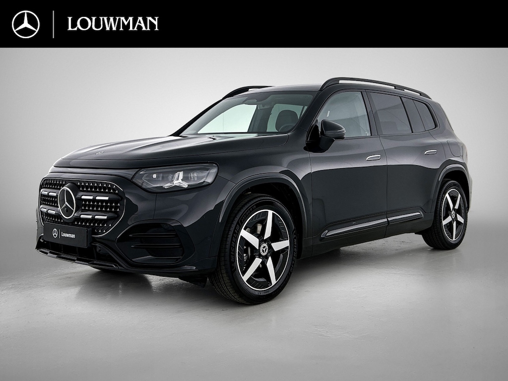 Mercedes-Benz GLB 200 Business Solution AMG 7p. 58 kWh | Premium plus pakket | Nightpakket | Trekhaak | Vast panoramadak | GUARD 360° | Burmester Surround Sound | Sportstoelen | Massage functie | 19” vijfspaaks lichtmetalen AMG-velgen |