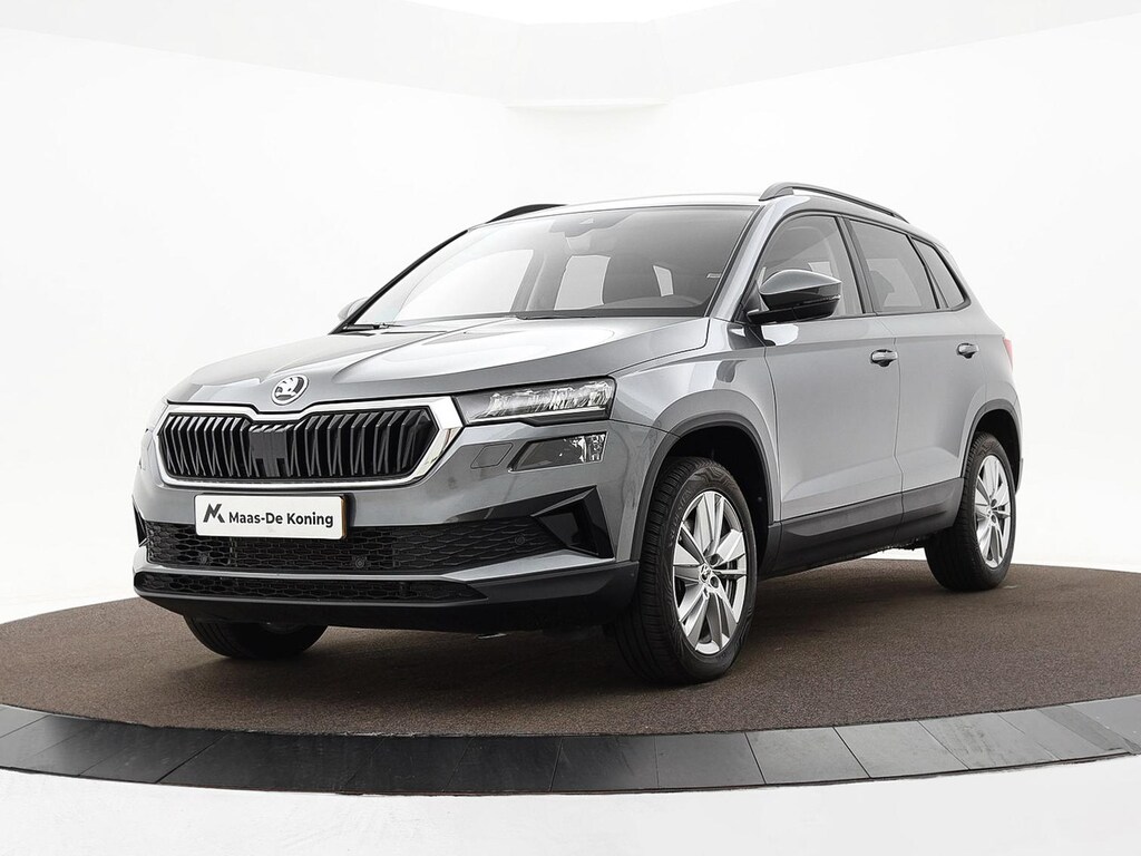 Skoda Karoq 1.5 TSI ACT 150pk DSG Business Edition · Camera · Inklap. Trekhaak · Keyless · Stuur- & Stoelverwarming · Apple/Android Car Play · ACC · Garantie t/m 02-07-2028 of 100.000km