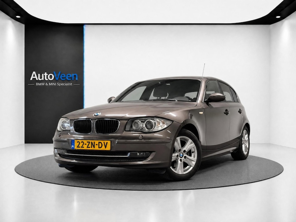 BMW 1-Serie 120i High Executive (LEDER, CRUISE, TREKHAAK, STOELVERWARMING)