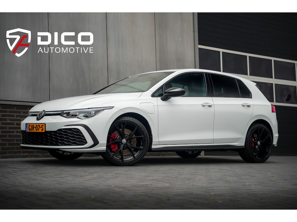 Volkswagen Golf 1.4 eHybrid GTE 245 pk /IQ.Light Matrix /Camera /Stoelverw. /Side Assist /Keyless-Go /Ambientverl. /Navi /3-Zone Clima /17'' LMV