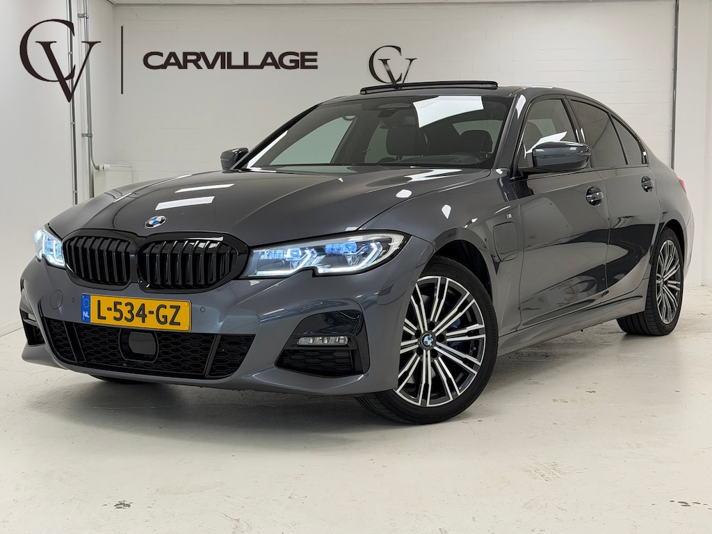 BMW 3-Serie 330e M-Sport | Schuif/kanteldak | Elektrische stoelen | Verwarmd stuur |