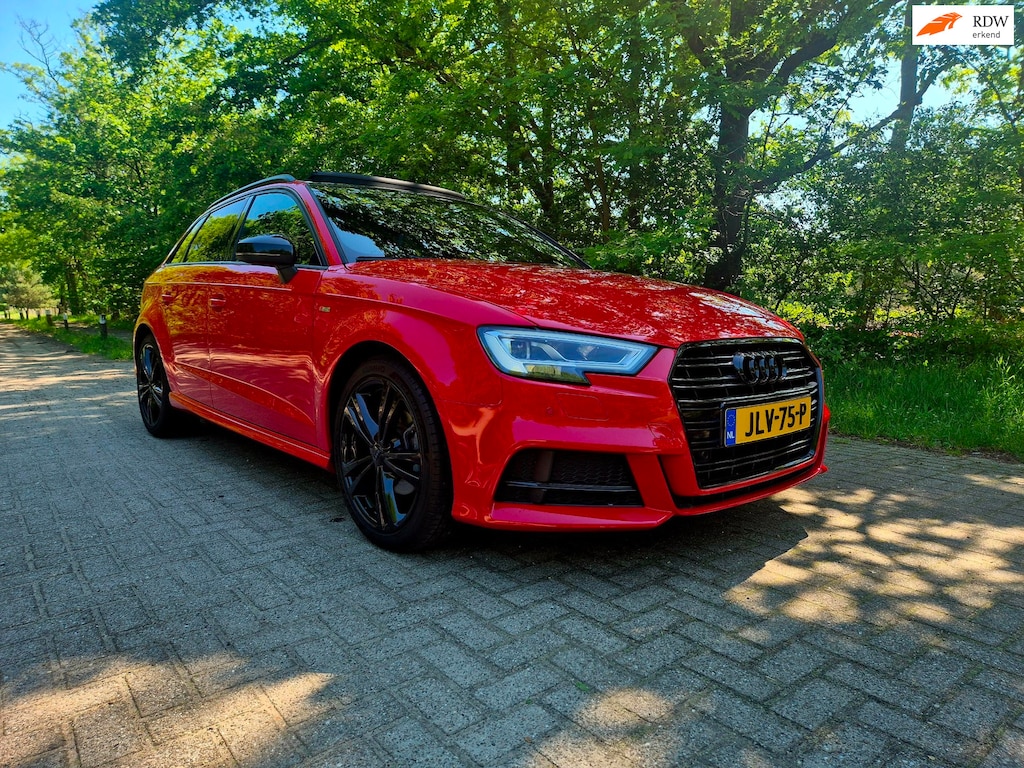 Audi A3 Sportback 35 TFSI S Line black line . Panoramadak . Matrix .