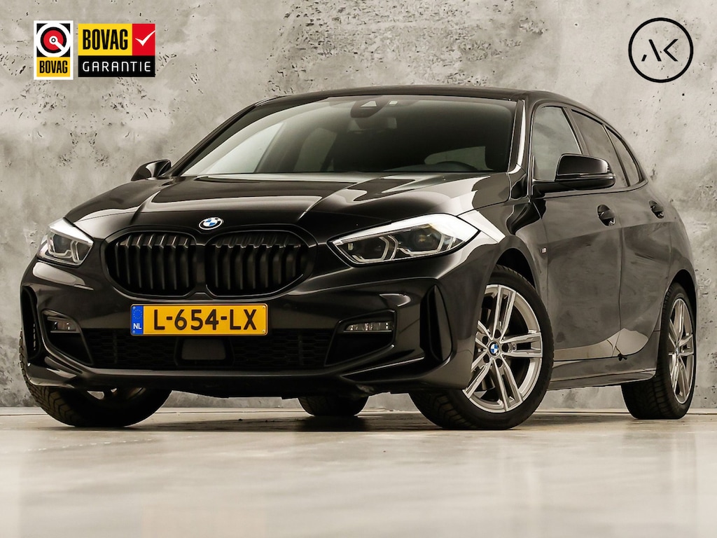 BMW 1-Serie 118i M Sport Automaat (APPLE CARPLAY, M PAKKET, GROOT NAVI, LEDER, SPORTSTOELEN, SFEERVERLICHTING, GETINT GLAS, NIEUWSTAAT)