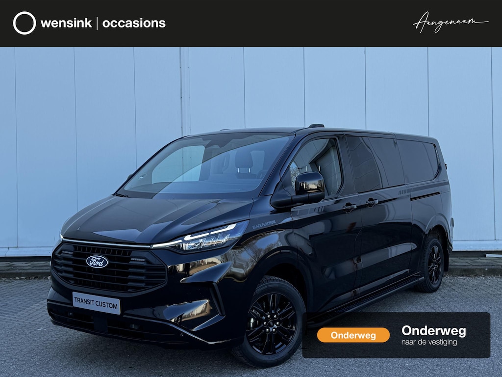 Ford Transit Custom 320 2.5 PHEV | L2 H1 | BLACK PLATINUM | DUBBEL CABINE | TREKHAAK | 360 CAMERA | ADAPTIEVE CRUISE | LEDEREN BEKLEDING | TREEPLANKEN | DUBBELE ZIJSCHUIFDEUREN | BOM VOL | €47.650 EX. BTW