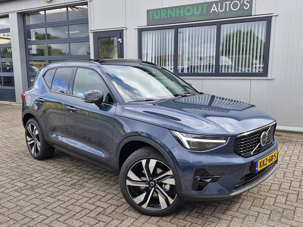 Volvo XC40 B4 Plus Dark met Lighting Pack (koplampen adaptief, koplampreiniging, matrix led koplampen, mistlampen voor) en Elektrisch glazen panorama-dak en trekhaak inklapbaar en nog veel meer.....