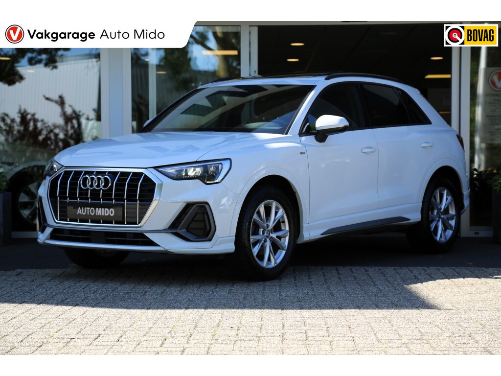 Audi Q3 35 TFSI S line | Panorama | Trekhaak | Sport-chassis