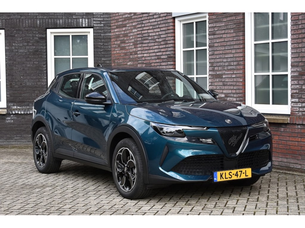 Alfa Romeo Junior Elettrica 54kW 156pk/Apple car play Wij zijn op afspraak geopend! Graag bellen voor uw komst.
