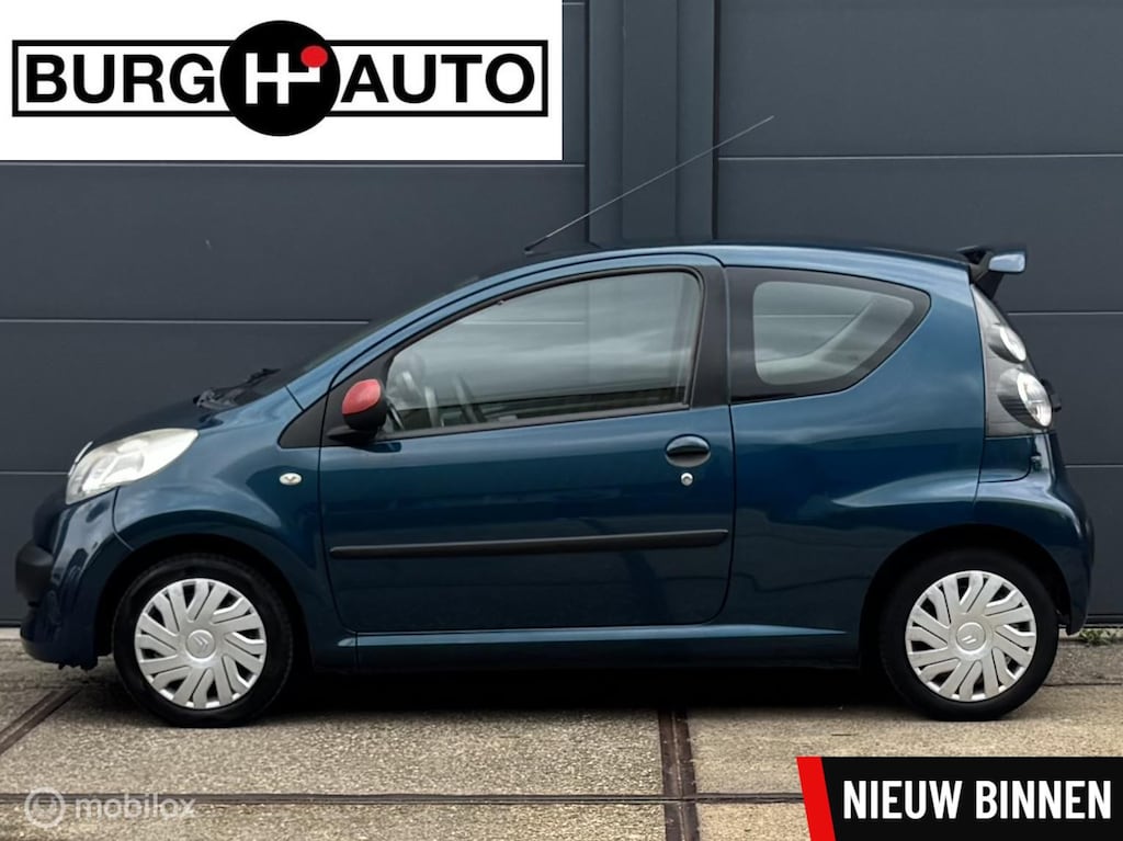 Citroën C1 1.0-12V Ambiance 3 deurs - APPLE CARPLAY - PARKEERSENSOREN - ACHTERSPOILER - MIDDENARMSTEUN - EL. RAMEN - CPV - BLUETOOTH - STUURBEKRACHTIGING - 2E EIGENAAR - NL AUTO - NIEUWE APK BIJ AFLEVERING -