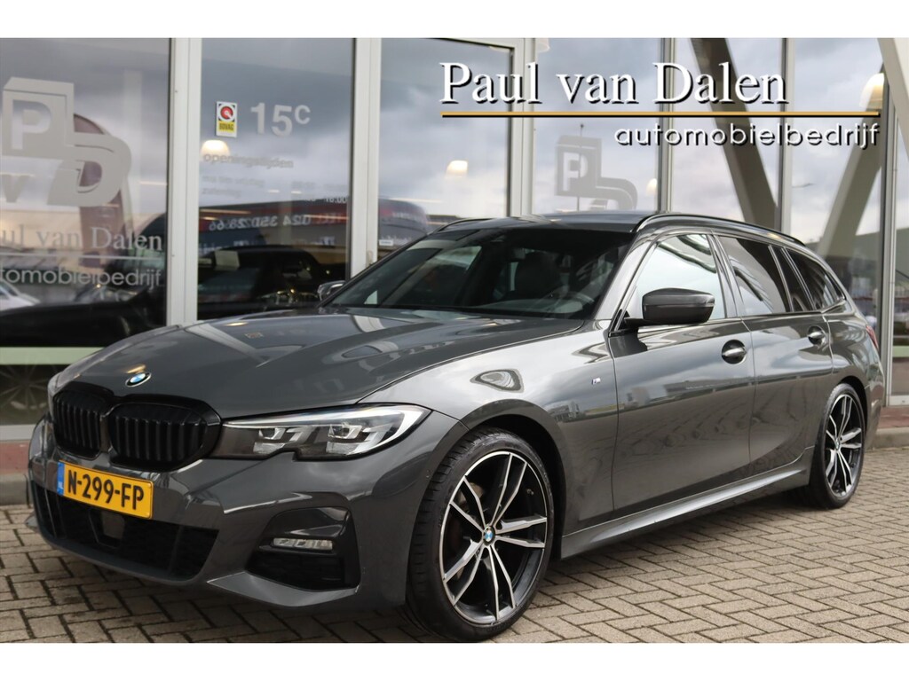 BMW 3-Serie Touring (g21) 320i 184PK M-SPORT SHADOW LINE Panodak | Trekhaak | Navi | Adapt.Cruise | Harman Kardon | Head Up | 19 Inch Lm | Live Cockpit | Sfeerverl. |