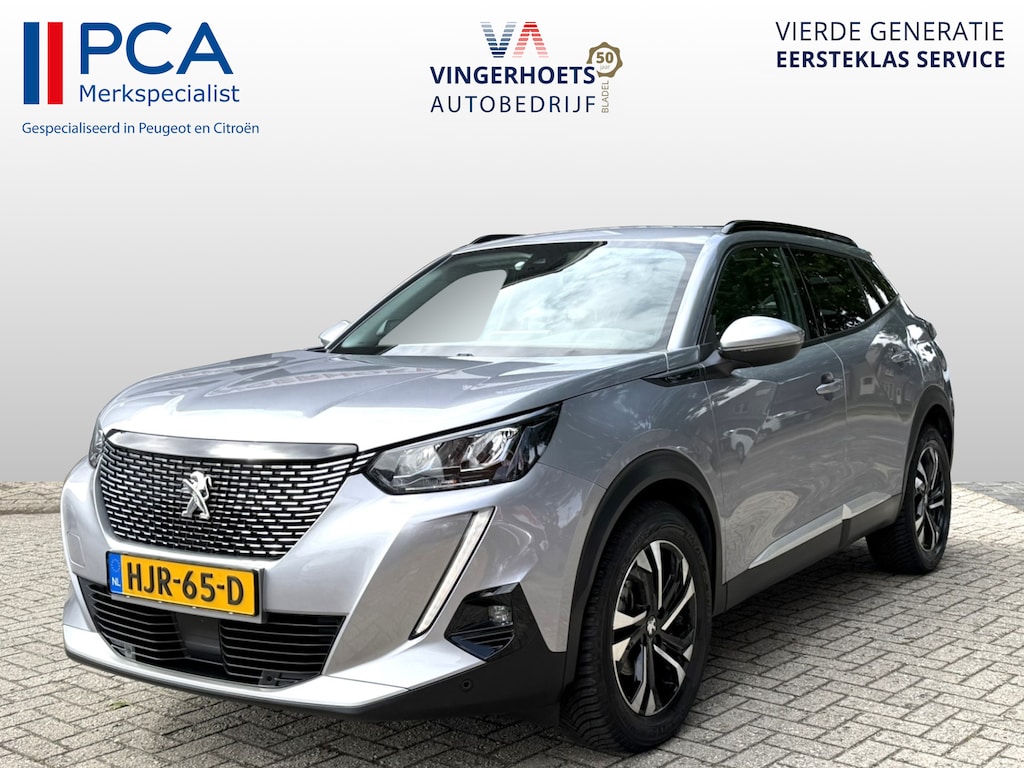 Peugeot 2008 Benzine 130 Pk * Hele Complete * * Trekhaak * Navigatie * Vierseizoenenbanden * Achteruitrij Camera * 1/2 Lederen Interieur * Keyless Start Button * Climate & Cruise Control * Vingerhoets; Vierde Generatie Eersteklas Service. Al meer dan 100 jaar een begrip in de Brabantse Kempen
