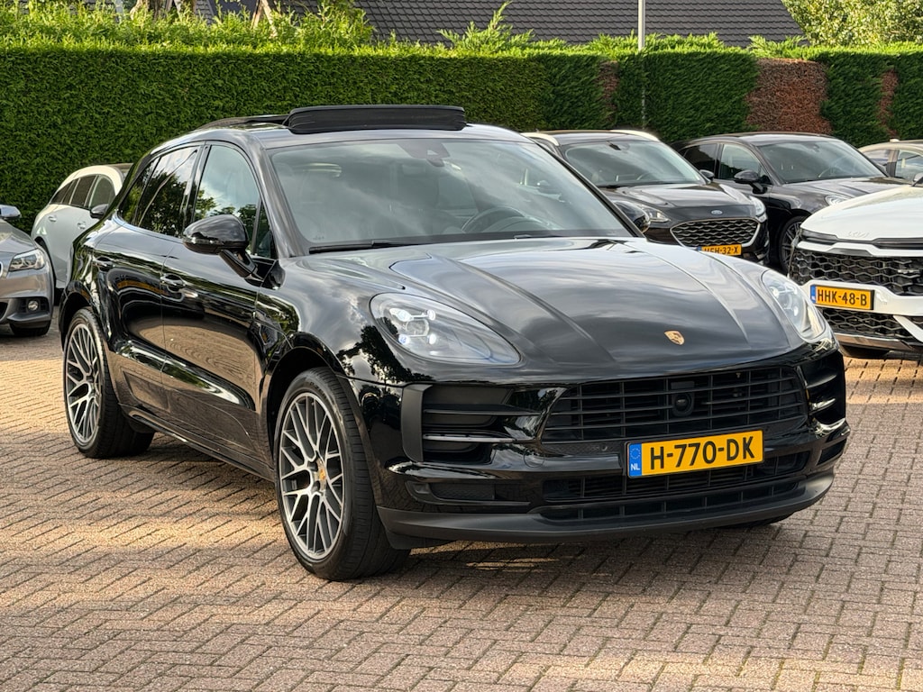 Porsche Macan 2.0 / Trekhaak / Panoramadak / Camera / Adaptieve Stoelen / Luchtvering / 21'' / Bose / Sportchrono / CarPlay / Dodehoek / DAB / ACC