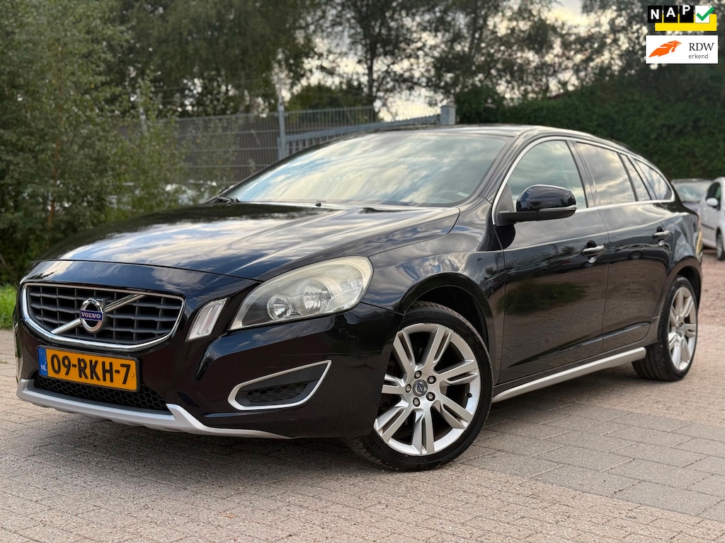 Volvo V60 1.6 T3 Momentum AIRCO CRUISE NAVI PDC TREKHAAK