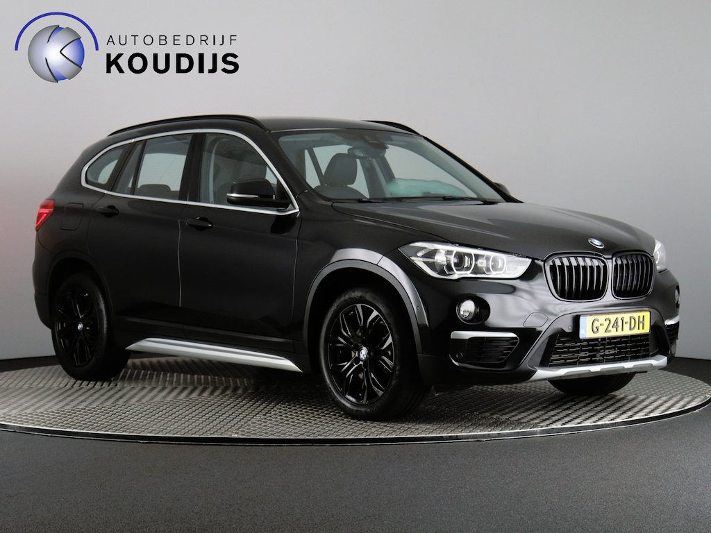 BMW X1 sDrive18i High Executive (Afn. Trekhaak / Carplay / Camera / Cruise / Navi / Stoelverw.)