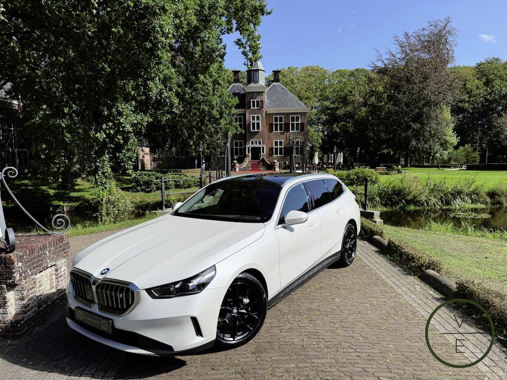 BMW i5 Touring eDrive40 Business Edition 84 kWh | SOH 96% | Pano | BTW |