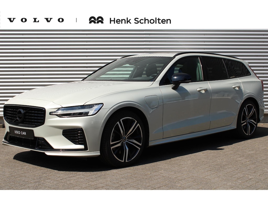 Volvo V60 T6 Automaat Plug-in hybrid AWD Plus Dark | Birch Light Metallic | Panoramadak | Elektrisch Verstelbare Stoelen Met Geheugen | Exterior Styling Kit | Diffusor Met 4-Pijps Uitlaatsierstukken | Getint Glas Achter | BLIS | Belettering Achterklep Zwart | Grille Zwart Incl. Embleem | 19-Inch Lichtmetalen Velgen R-Design | Keyless | Adaptieve Cruise Control | Pilot Assist | Nappa Leder/Open Grid Textiel Contourstoelen R-Design | Elektrische Achterklep Met Sensorsturing | Sportstuur | Stoelverwarming | Stuurverwarming | High Performance Audio | Achteruitrijcamera | Parkeersensoren Voor & Achter incl. Achteruitrijcamera |
