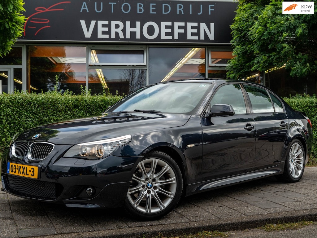 BMW 5-Serie 520i SPORT - M-PAKKET - AUTOMAAT - STOEL VERW - LEDER - PARK SENS - ORG NL - NAP !!