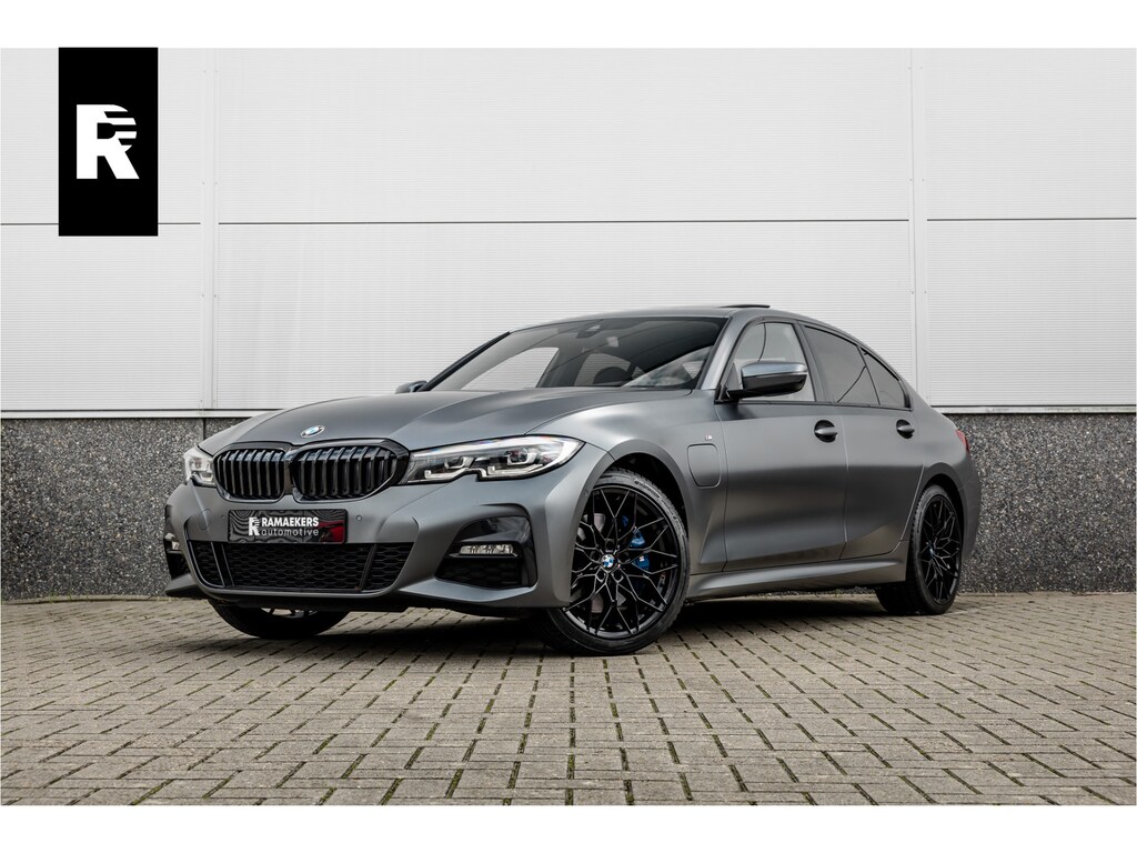 BMW 3-Serie 330e High Ex M-Sport Frozen / Glazen dak / Adaptief onderstel / Electrische stoelen /