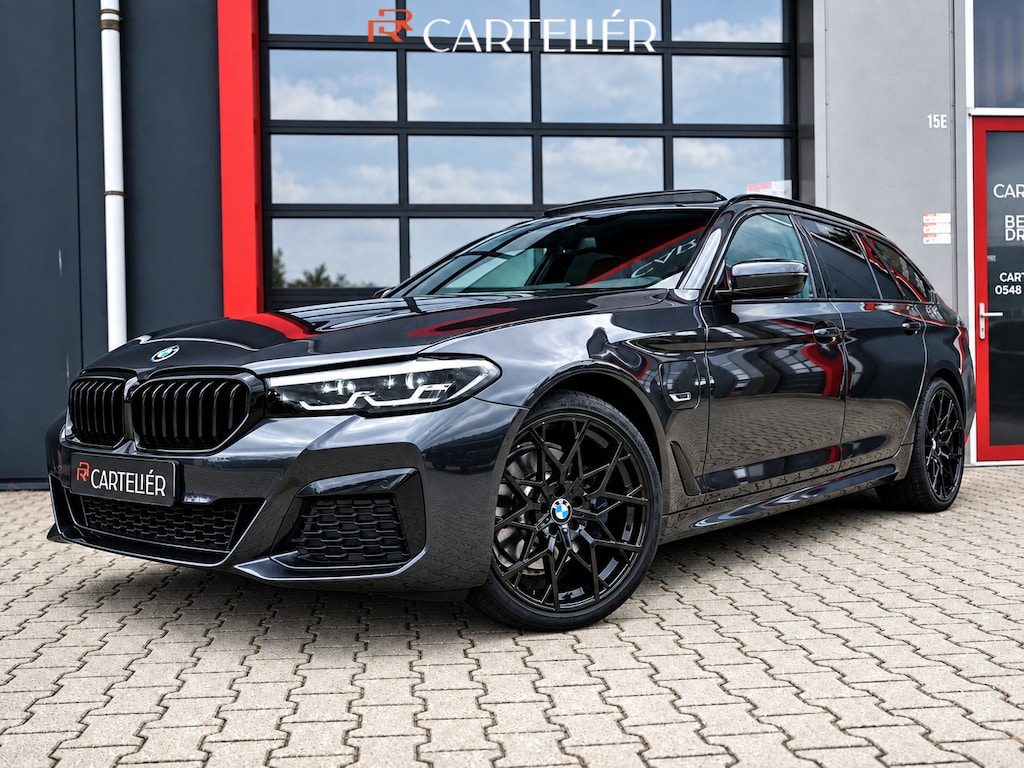 BMW 5-Serie Touring 530e xDrive M-Sport | Pano | 20'' | LED | Leder | Memory | PDC | Cruise | Stoelverwarming | Carplay | Ambient | Trekhaak | Harmon Kardon | Android Auto | Keyless Start