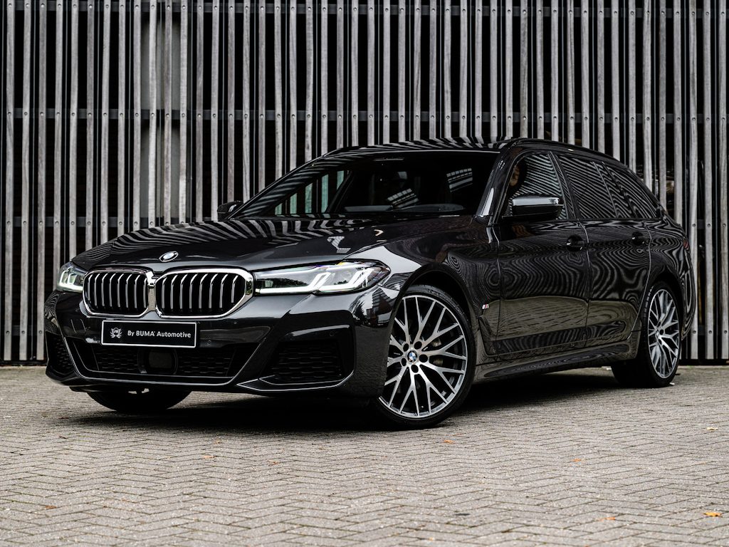 BMW 5-Serie Touring 530d 286pk M-Sport |Panorama|HUD|Laser|DEALER ONDH|20''|Standkachel|Stoel + Stuur Verw.|ACC|LaneAssist|Camera|