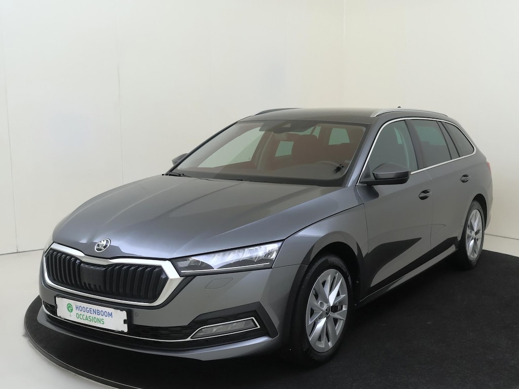 Skoda Octavia Combi 1.0 e-TSI Business Edition Plus | Trekhaak | Adaptieve cruise control | Keyless | Dodehoek detectie | Parkeersensoren | Stuurwielverwarming | Elektrische kofferklep | Sfeerverlichting | Navigatie |