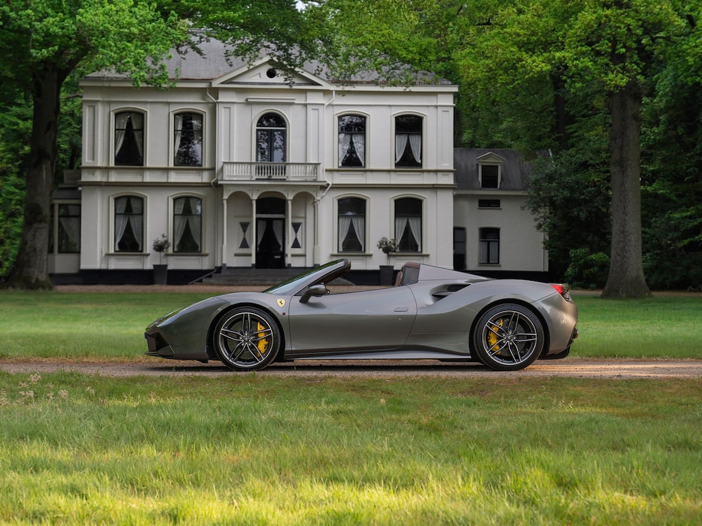 Ferrari 488 Spider | Atelier Car | New Power 07-2027 | Lift | Racing seats | Akrapovic | Veel carbon!