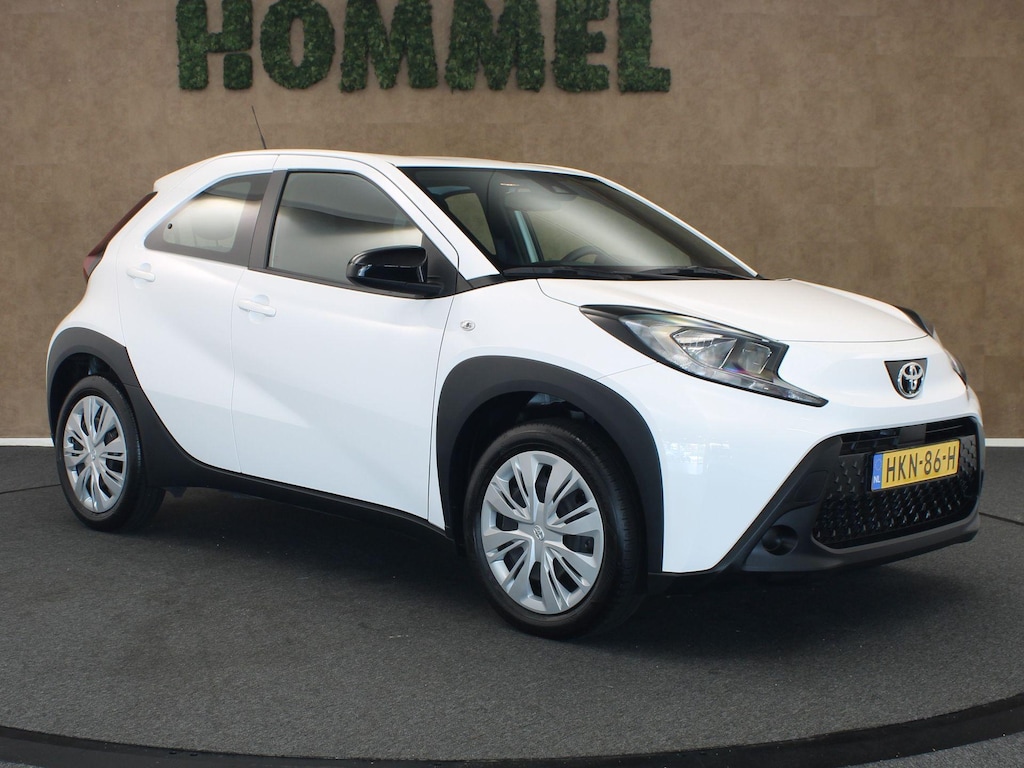 Toyota Aygo X 1.0 VVT-i MT Play - ORIGINEEL NEDERLANDSE AUTO - AIRCO - ACHTERUITRIJCAMERA - BLUETOOTH TELEFOONVOORBEREIDING - APPLE CARPLAY/ANDROID AUTO - CRUISE CONTROL ADAPTIEF