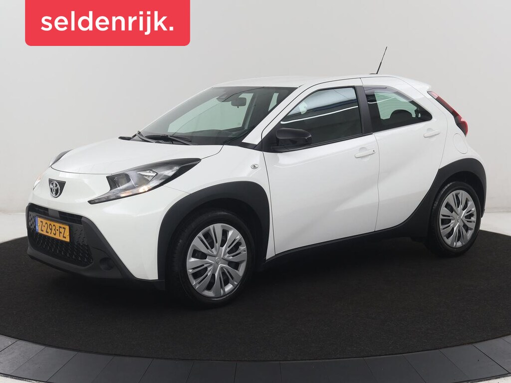 Toyota Aygo X 1.0 VVT-i MT Play | Cruise control | Carplay | Trekhaak | Airco | Camera | DAB | Lane assist | Lederen stuurwiel |