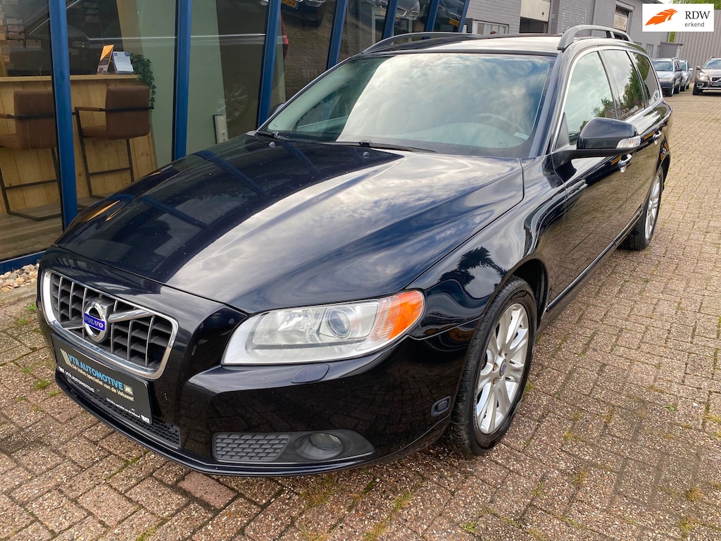 Volvo V70 2.5FT Momentum Automaat 230PK H.LEER / XENON / TREKHAAK