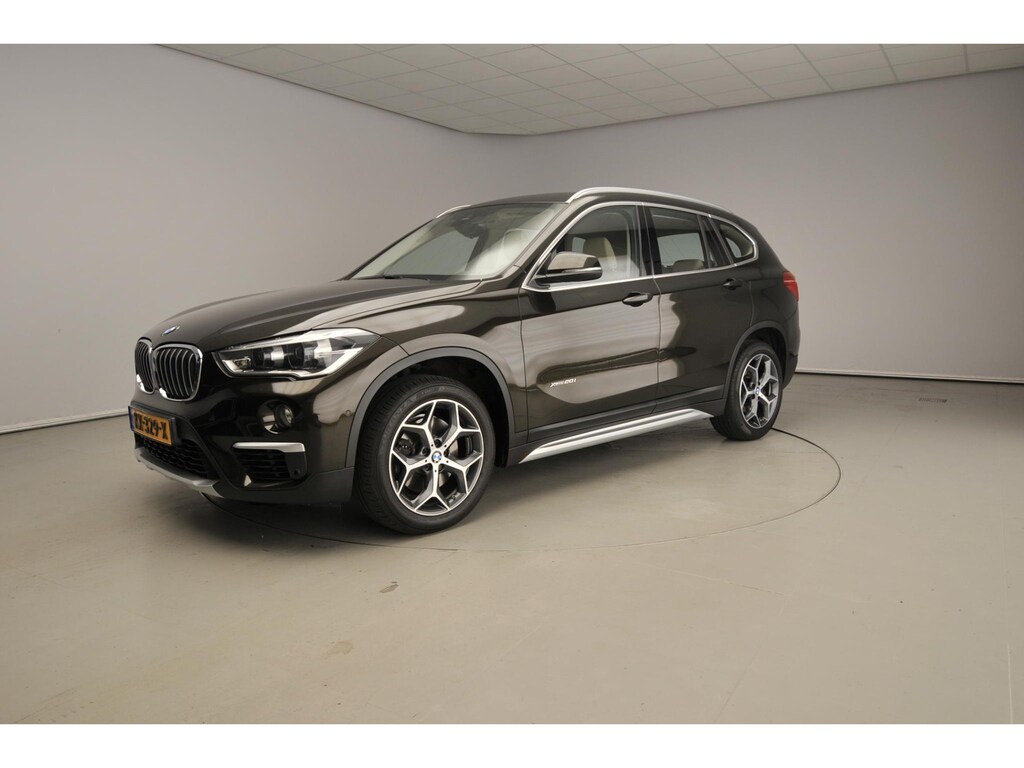 BMW X1 xDrive20i Centennial High Executive | Dealer onderhouden | Trekhaak | Camera | Active Cruise | Harman/Kardon | Leder | 18"