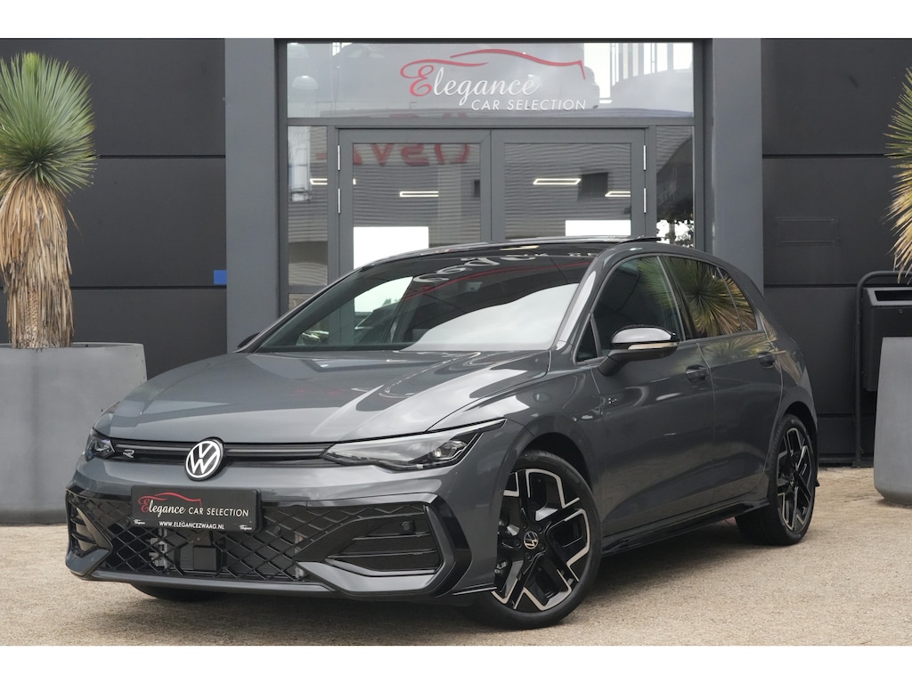 Volkswagen Golf 1.5 eTSI R-Line Edition | 150 PK | DSG | PANO | 360° | Adaptive Cruise Control | Sportief, modern en bijzonder compleet: deze Volkswagen Golf 1.5 eTSI R-Line uit 2026 combineert de sportieve uitstraling van de R-Line met de efficiënte 1.5 eTSI mild-hybrid aandrijflijn.