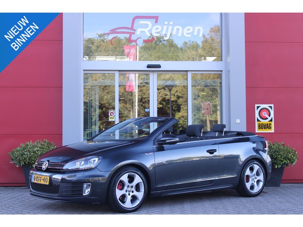 Volkswagen Golf Cabriolet 2.0 GTI 210PK DSG 7 AUTOMAAT | NEDERLANDSE AUTO | APPLE CARPLAY / ANDROID AUTO | PARK SENSOREN VOOR EN ACHTER | 17" LICHT METALEN VELGEN | XENON VERLICHTING | KOPLAMPREINIGING | SPORTSTOEL MET RUITMOTIEF | LEDER STUURWIEL EN VERSNELLINGSPOOK | MISTLAMPEN VOOR |