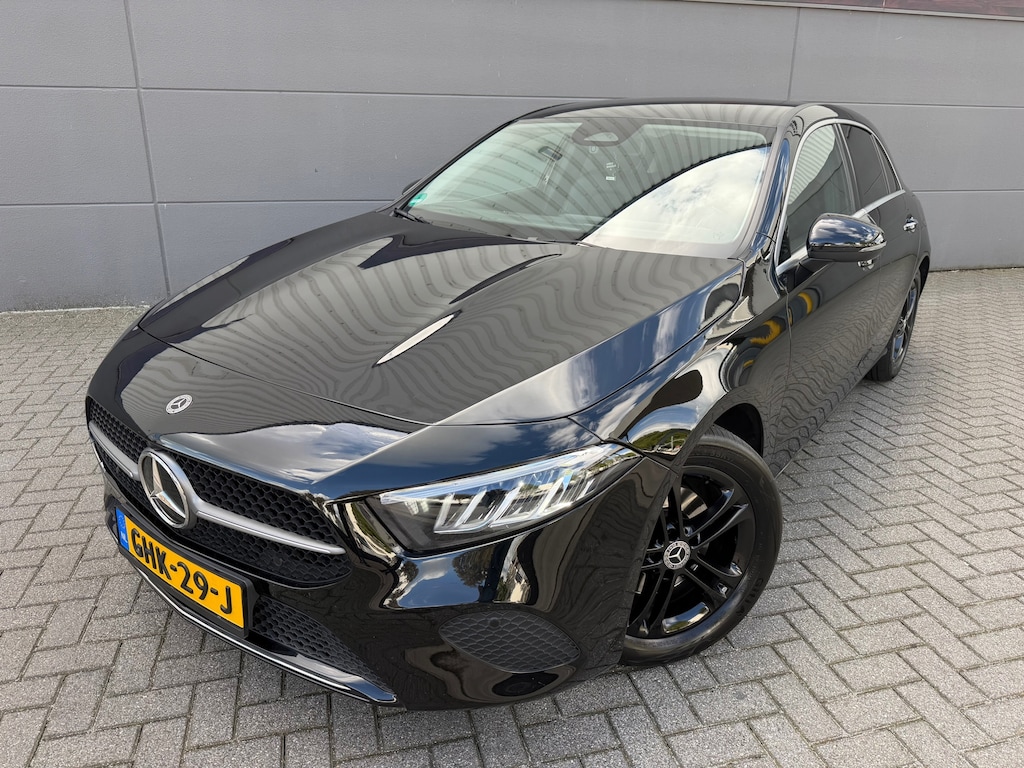 Mercedes-Benz A-klasse 180 Business Line*1eEigenaar*Sfeerverlichting*CarPlay*Trekhaak*Velgen*NEW-APK*Trekhaak
