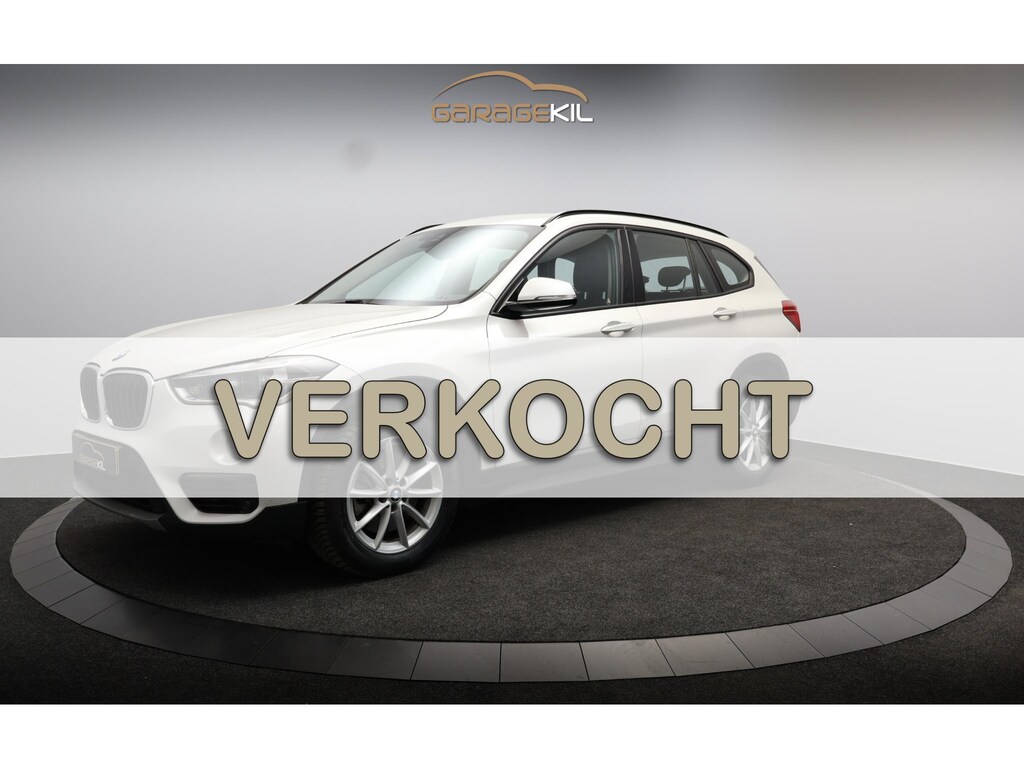 BMW X1 sDrive20i Centennial Executive Camera / Climate control / LED / Sport stuur / NAV / Trekhaak