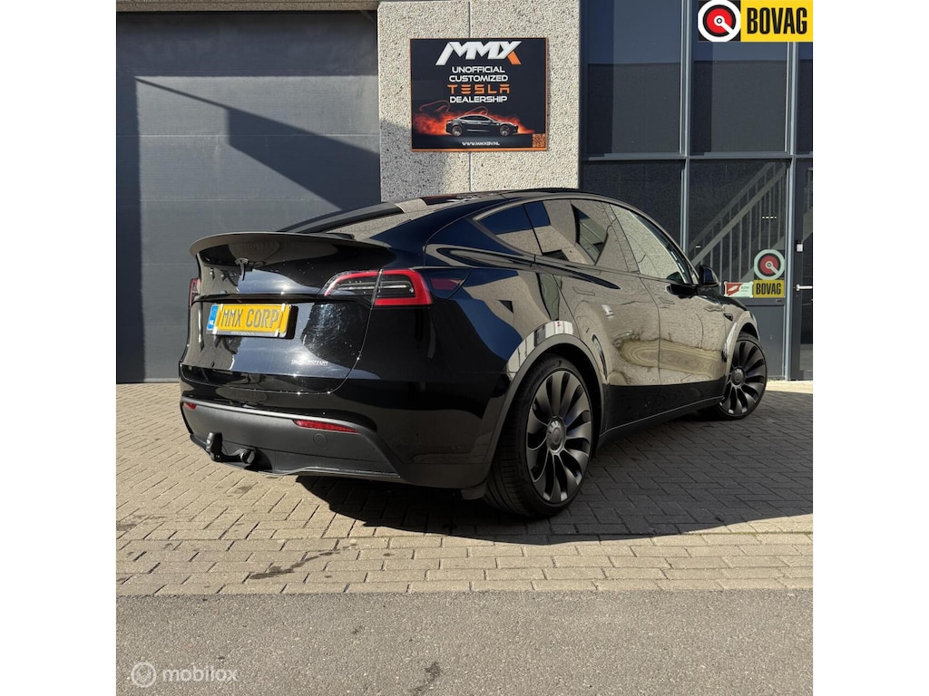 Tesla Model Y Performance + MMX PACK + TREKHAAK