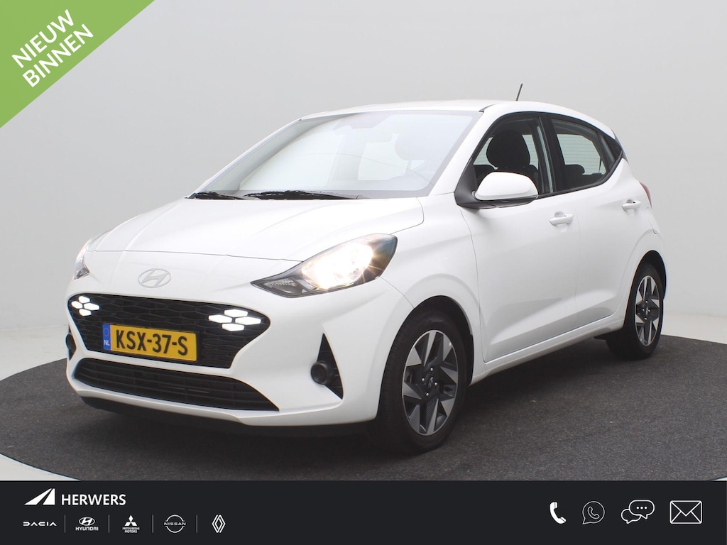 Hyundai i10 1.0 AUTOMAAT Comfort Smart 5-zits / Navigatie / Cruise Control / LMV / 5-Persoons / Airco / Stoelverwarming voor / Stuurwiel verwarming / Parkeersensoren achter / Achteruitrijcamera / Apple CarPlay & Android Auto / Fabrieksgarantie tot 26-05-2030 /