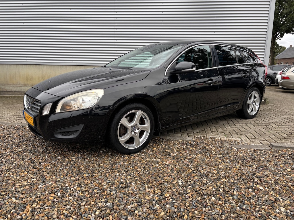 Volvo V60 2.0 D3 R-Design [ fm navi,ecc,lmv,cruise ]