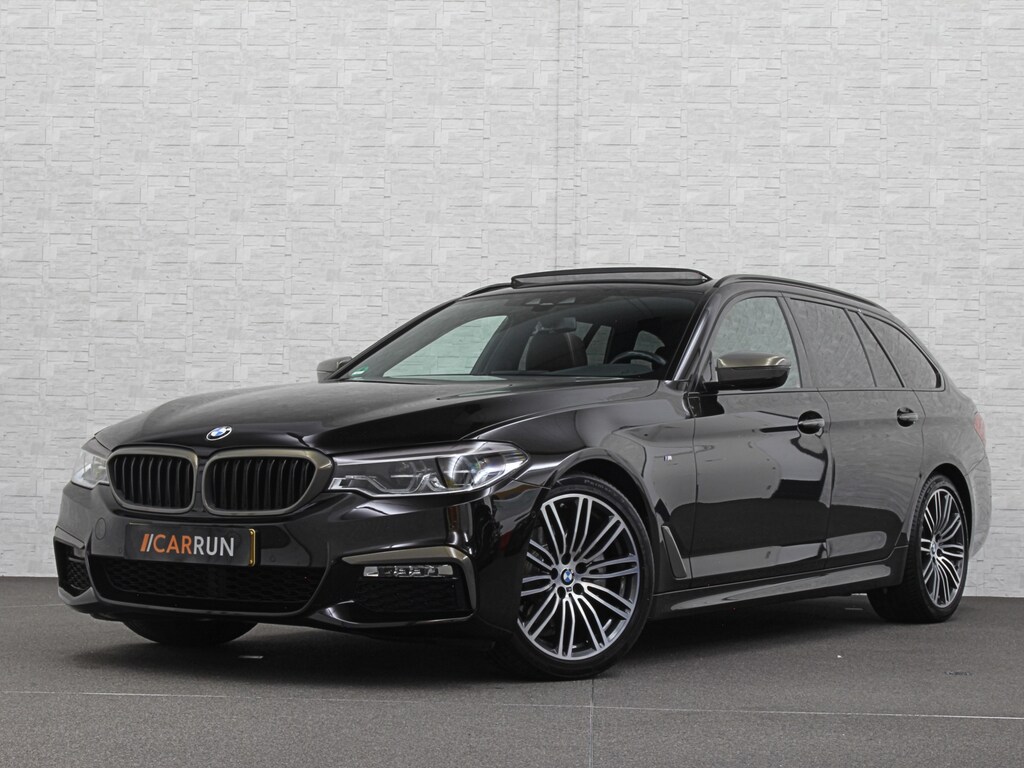 BMW 5-Serie Touring 520i M-Sport Volledig Individual | Nappa | Comfortseats | Panodak | Trekhaak 2000kg | Adapt. Led | Luchtvering niveauregeling | Display Key | Camera | Memory | 19" | Nav. Proffesional | Alarm | NL-Auto | Dealer OH | NAP | Full Service - Rijklaarprijs.