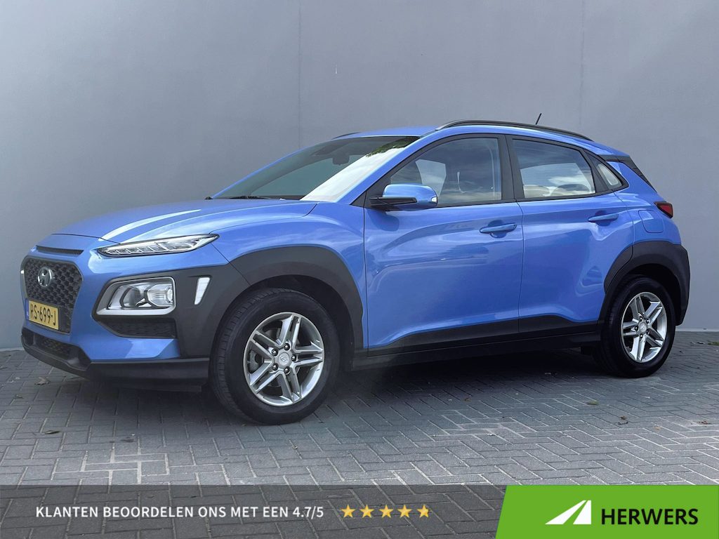 Hyundai Kona 1.0T Comfort / Afneembare Trekhaak (1.200KG) / 100% Dealeronderhouden / 1e Eigenaar / Navigatie DMV Apple Carplay&Android Auto / Dab / Achteruitrij Camera / Lichtmetalen Velgen 16" /