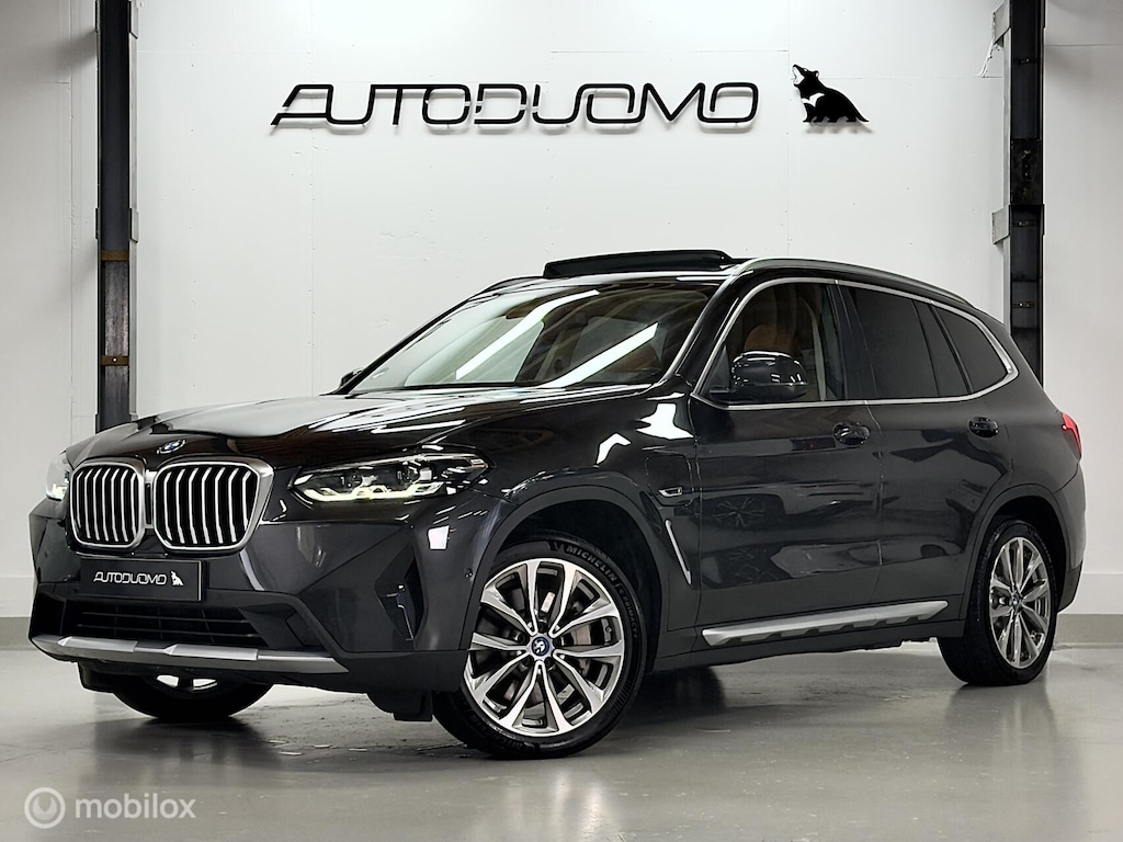 BMW X3 xDrive30e High Executive | Pano | Trekhaak | Stuur- & stoelverwarming | Dodehoek | Camera | 19" | Drive Assist | Elec. Achterklep | 293PK