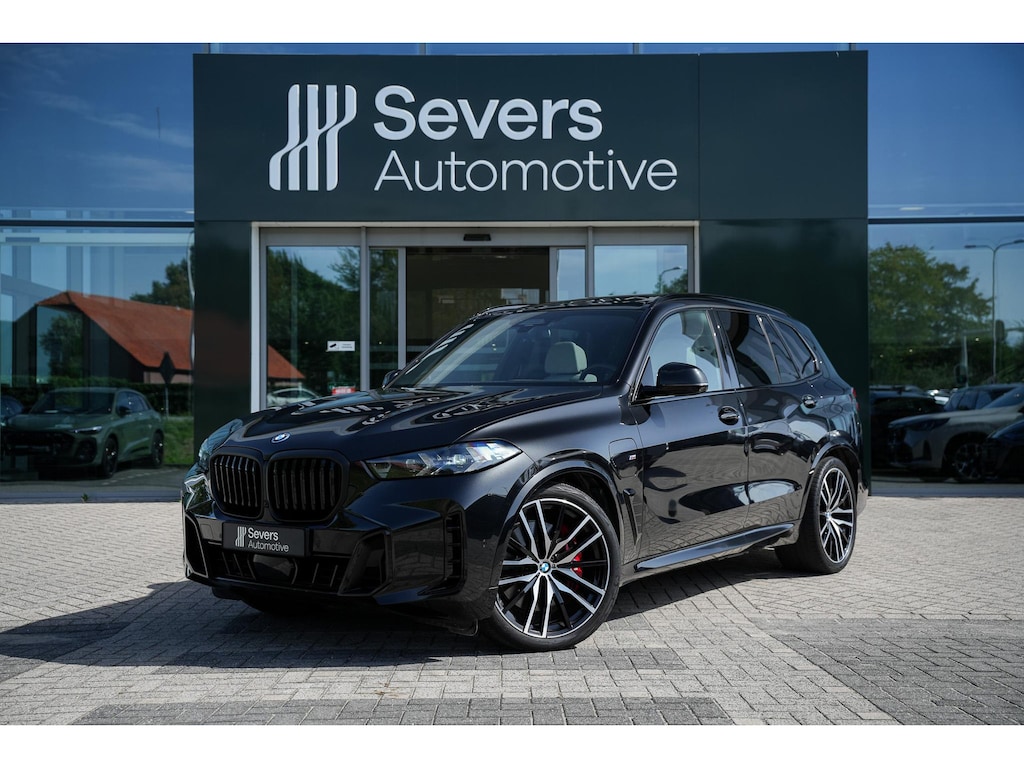 BMW X5 xDrive50e | M Sport Pro | Panoramadak | Driving Assistant Professional | Sofft Close | Trekhaak | Integrale actieve besturing | M SPORTREM, ROOD HOOGGLANS | Parking Assistant professional | Harman/Kardon Surround Sound systeem |