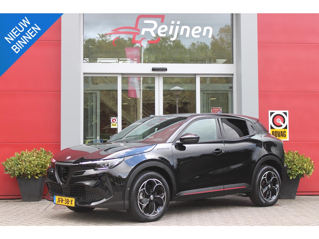Alfa Romeo Junior ELETTRICA SPECIALE 156PK 54 kWh | TECHNOLOGIE PAKKET (O.A. FULL LED ADAPTIVE MATRIX KOPLAMPEN/DODEHOEK DETECTIE/DRAADLOZE TELEFOONLADER/ACHTERUITRIJ CAMERA/PARKEERSENSOREN VOOR, ACHTER,ZIJKANT) | DRAADLOZE APPLE CARPLAY/ANDROID AUTO | CLIMATE CONTROL | ELEKTRISCH BEDIENBARE ACHTERKLEP | STOEL VERWARMING | ELEKTRISCH BEDIENBARE VOORSTOEL MET MASAGEFUNCTIE | VERKEERSBORDEN HERKENNING | ADAPTIVE CRUISE CONTROL | KEYLESS ENTRY/START |