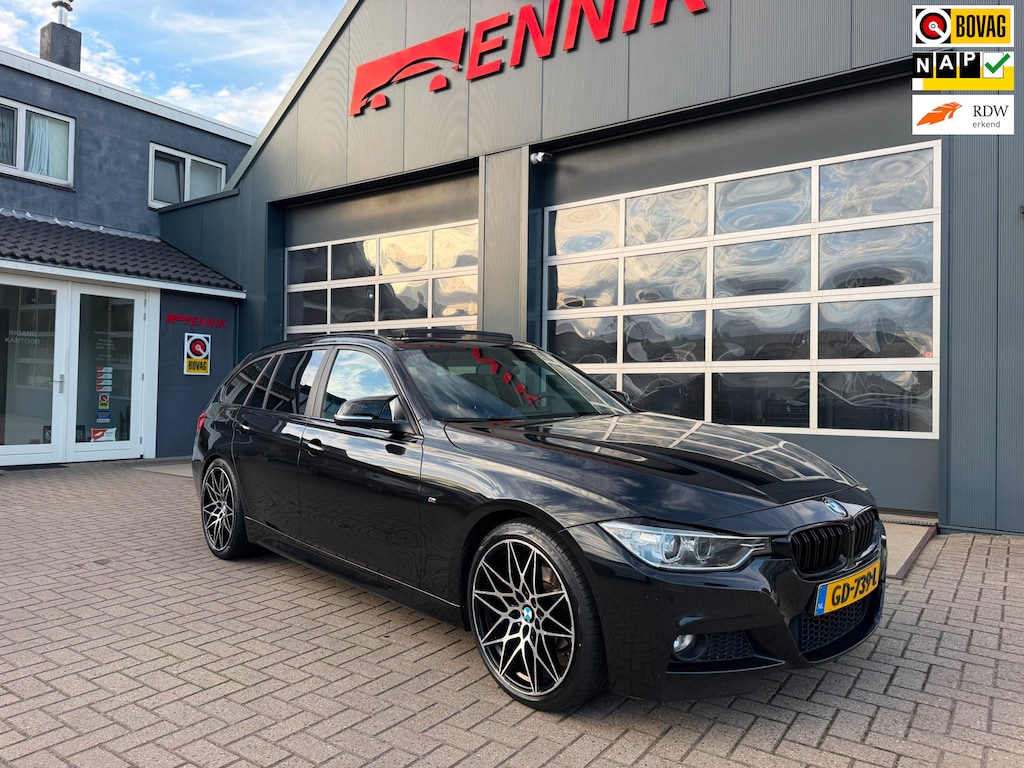 BMW 3-Serie Touring 320i High Executive M-Sport / Pano / Carplay / Leder / Trekhaak .