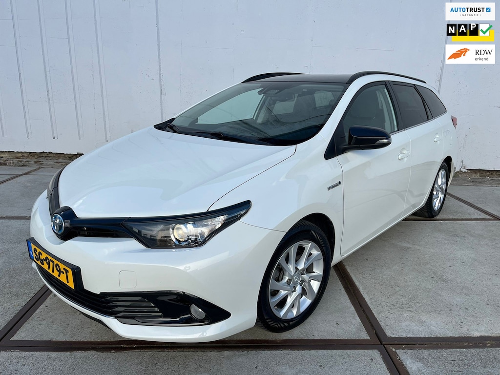 Toyota Auris 1.8 Hybrid Black Edition Clima - trekhaak - full map navi - Lm velgen - bluetooth - NAP - LED