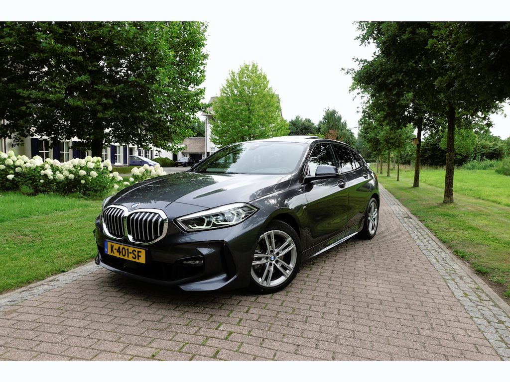 BMW 1-Serie 118i High Executive M-Sport | Panodak | Stoelverw. | LED | DAB | Camera | BTW |